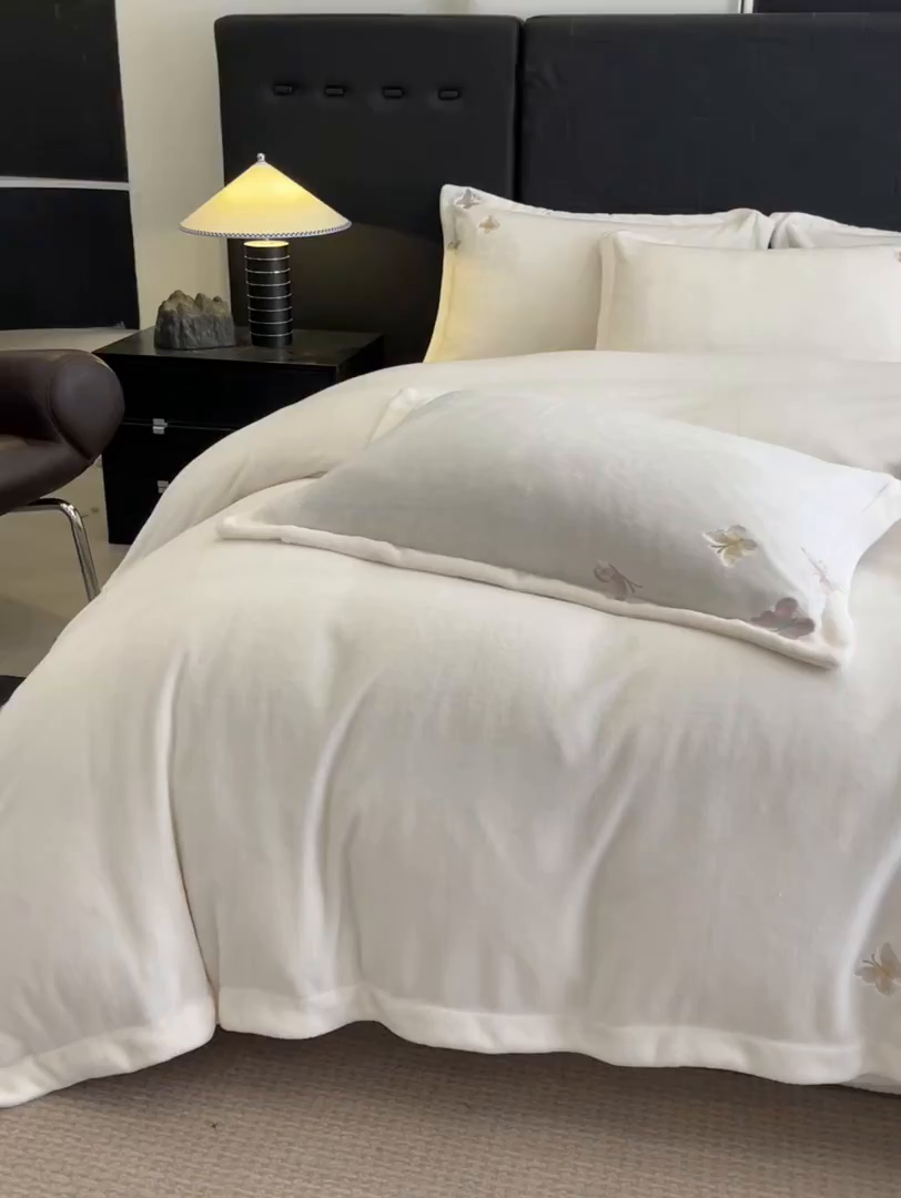 91家纺网 家纺一手货源 找家纺 逸尚阁 2025新款高克重牛奶绒刺绣四件套-绒蝶恋系列 绒蝶恋-奶白