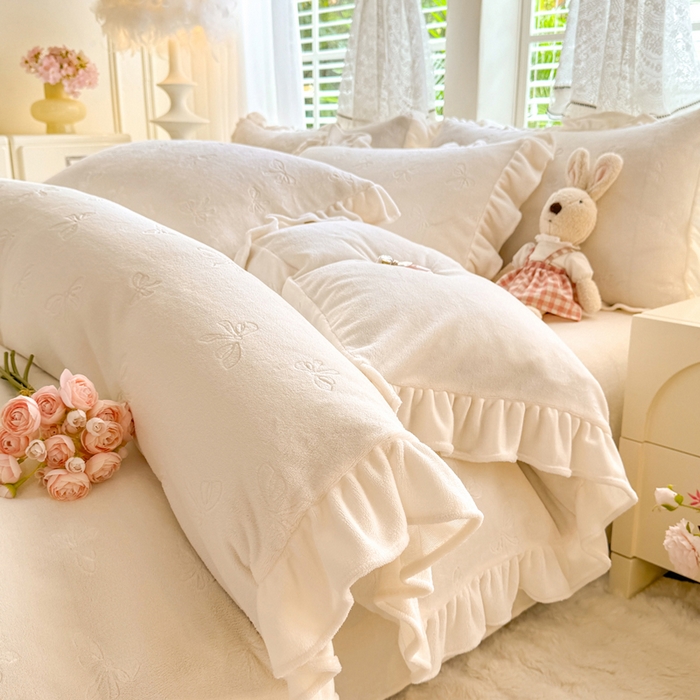 91家纺网 家纺一手货源 找家纺 逸尚阁 2025新款立体雕花牛奶绒花边四件套-蝴蝶结系列 蝴蝶结-奶白