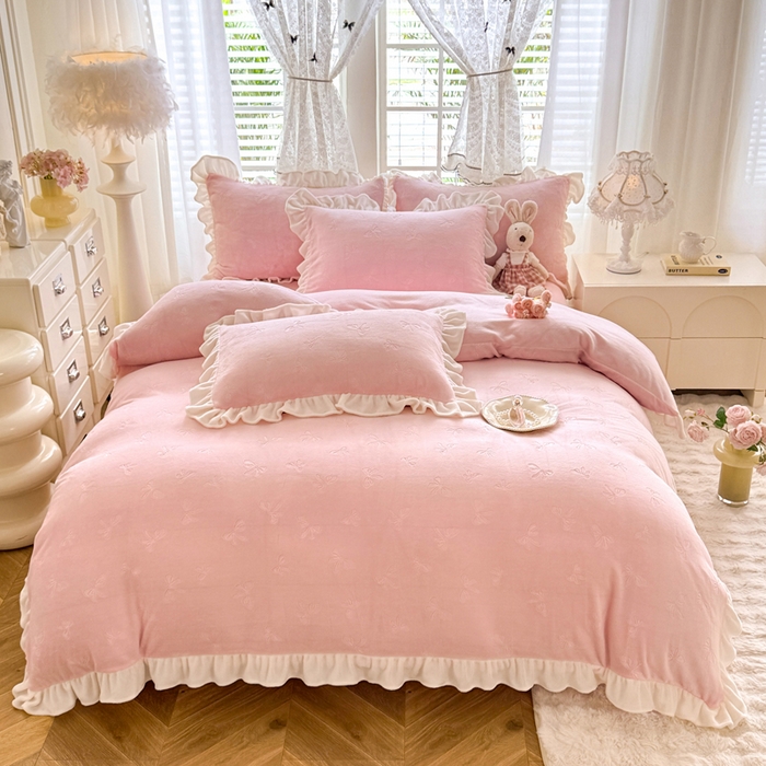 91家纺网 家纺一手货源 找家纺 逸尚阁 2025新款立体雕花牛奶绒花边四件套-蝴蝶结系列 蝴蝶结-仙气粉