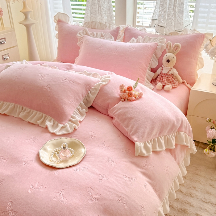 91家纺网 家纺一手货源 找家纺 逸尚阁 2025新款立体雕花牛奶绒花边四件套-蝴蝶结系列 蝴蝶结-仙气粉