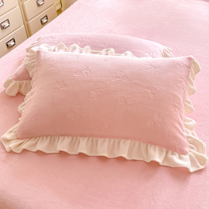 91家纺网 家纺一手货源 找家纺 逸尚阁 2025新款立体雕花牛奶绒花边四件套-蝴蝶结系列 蝴蝶结-仙气粉