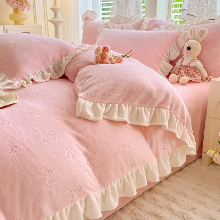 91家纺网 家纺一手货源 找家纺 逸尚阁 2025新款立体雕花牛奶绒花边四件套-蝴蝶结系列 蝴蝶结-仙气粉