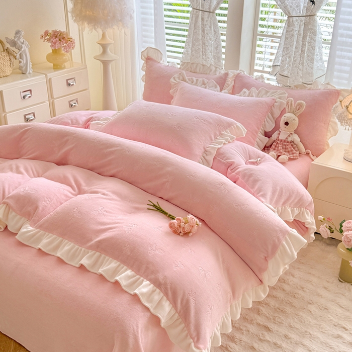 91家纺网 家纺一手货源 找家纺 逸尚阁 2025新款立体雕花牛奶绒花边四件套-蝴蝶结系列 蝴蝶结-仙气粉