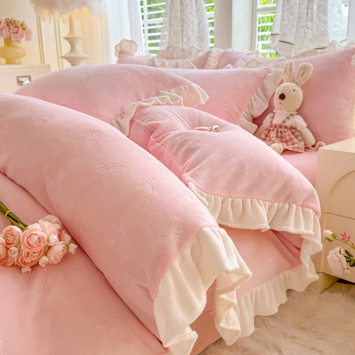 91家纺网 家纺一手货源 找家纺 逸尚阁 2025新款立体雕花牛奶绒花边四件套-蝴蝶结系列 蝴蝶结-仙气粉