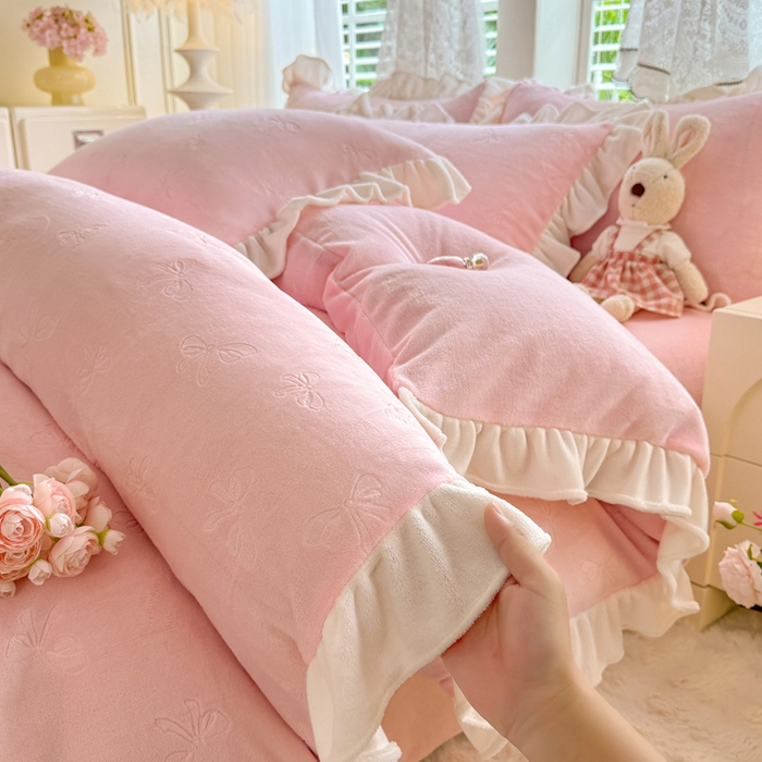 91家纺网 家纺一手货源 找家纺 逸尚阁 2025新款立体雕花牛奶绒花边四件套-蝴蝶结系列 蝴蝶结-仙气粉