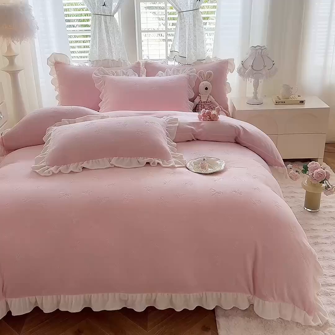 91家纺网 家纺一手货源 找家纺 逸尚阁 2025新款立体雕花牛奶绒花边四件套-蝴蝶结系列 蝴蝶结-仙气粉