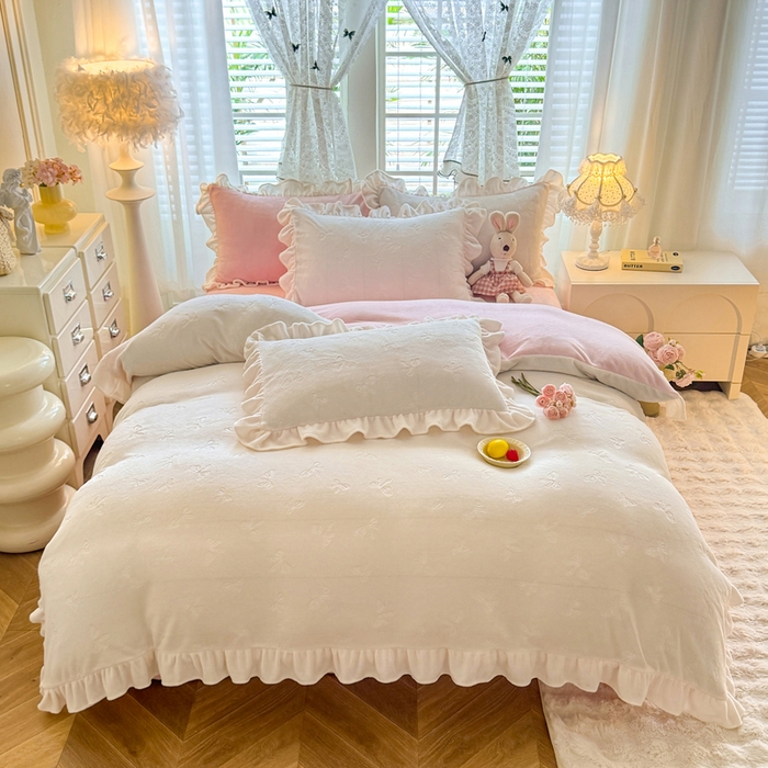 91家纺网 家纺一手货源 找家纺 逸尚阁 2025新款立体雕花牛奶绒花边四件套-蝴蝶结系列 蝴蝶结- 白粉