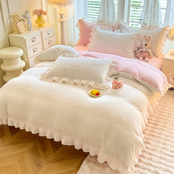 91家纺网 家纺一手货源 找家纺 逸尚阁 2025新款立体雕花牛奶绒花边四件套-蝴蝶结系列 蝴蝶结- 白粉