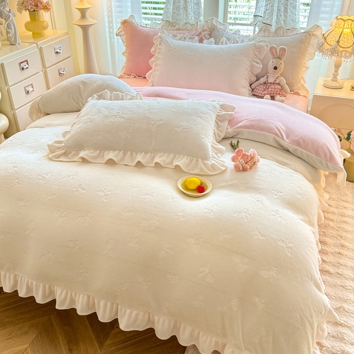 91家纺网 家纺一手货源 找家纺 逸尚阁 2025新款立体雕花牛奶绒花边四件套-蝴蝶结系列 蝴蝶结- 白粉