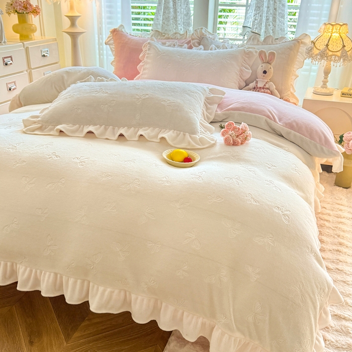 91家纺网 家纺一手货源 找家纺 逸尚阁 2025新款立体雕花牛奶绒花边四件套-蝴蝶结系列 蝴蝶结- 白粉