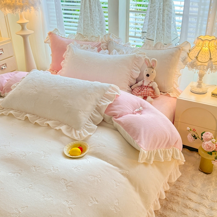 91家纺网 家纺一手货源 找家纺 逸尚阁 2025新款立体雕花牛奶绒花边四件套-蝴蝶结系列 蝴蝶结- 白粉