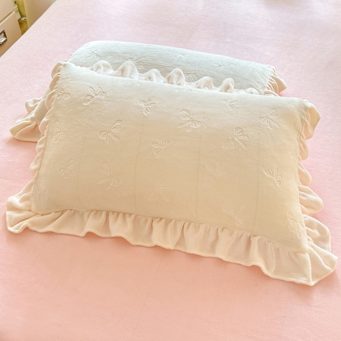 91家纺网 家纺一手货源 找家纺 逸尚阁 2025新款立体雕花牛奶绒花边四件套-蝴蝶结系列 蝴蝶结- 白粉