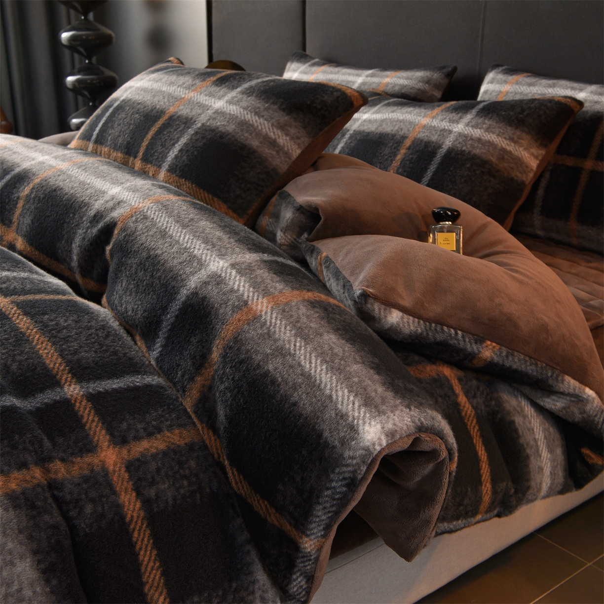 91家纺网 家纺一手货源 找家纺 金鹰 2025新款仿羊绒夹棉印花床笠四件套加厚牛奶绒四件套 宝丽-深灰