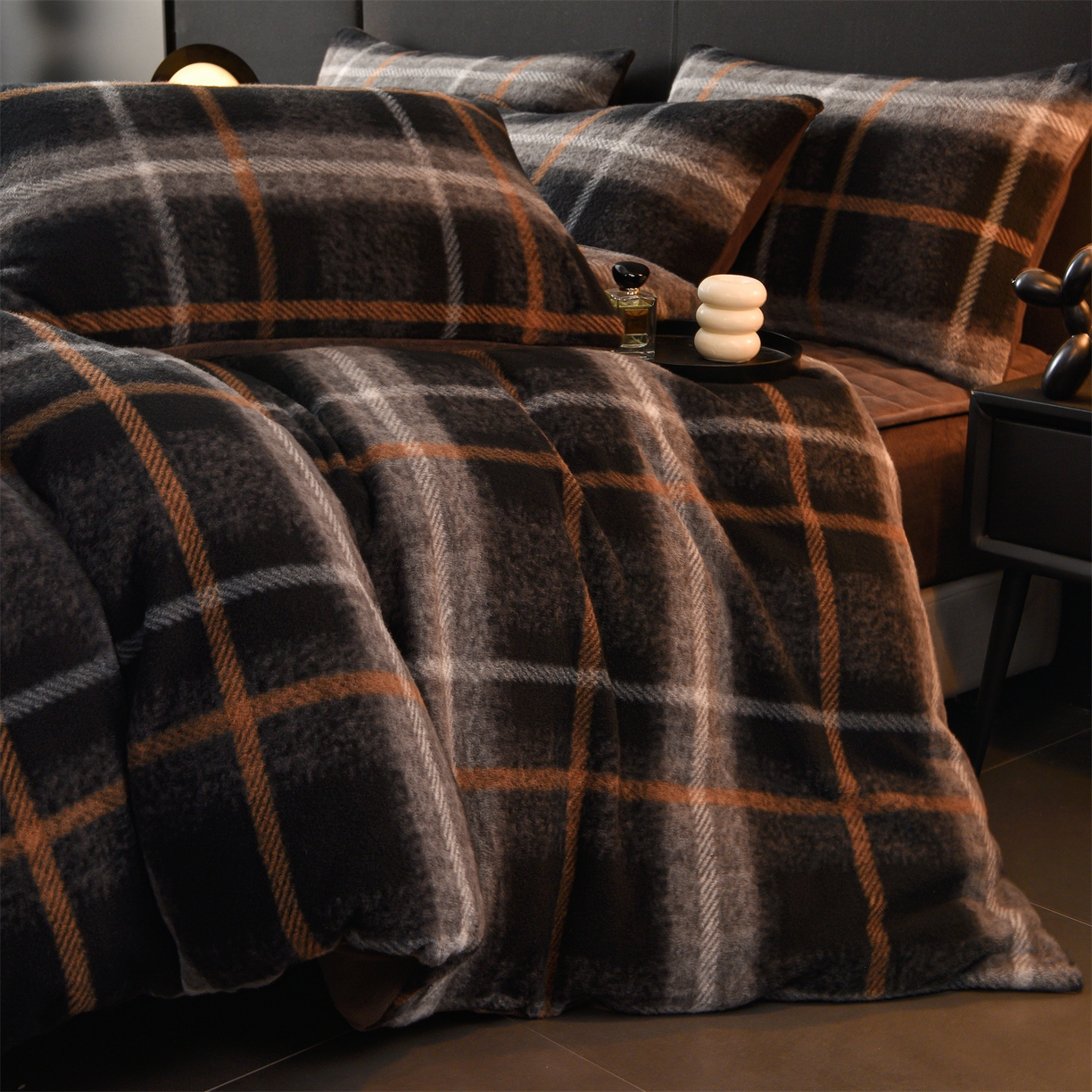 91家纺网 家纺一手货源 找家纺 金鹰 2025新款仿羊绒夹棉印花床笠四件套加厚牛奶绒四件套 宝丽-深灰