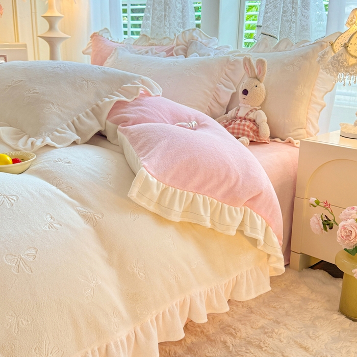 91家纺网 家纺一手货源 找家纺 逸尚阁 2025新款立体雕花牛奶绒花边四件套-蝴蝶结系列 蝴蝶结- 白粉