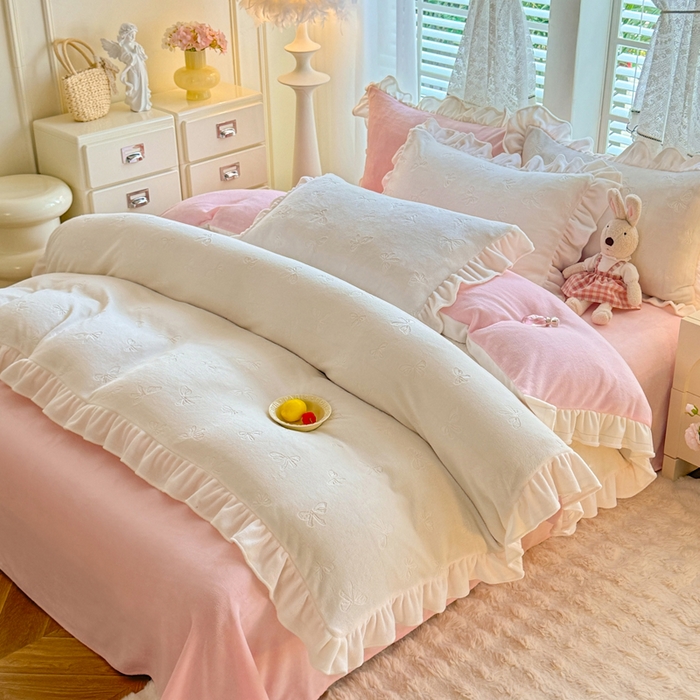 91家纺网 家纺一手货源 找家纺 逸尚阁 2025新款立体雕花牛奶绒花边四件套-蝴蝶结系列 蝴蝶结- 白粉