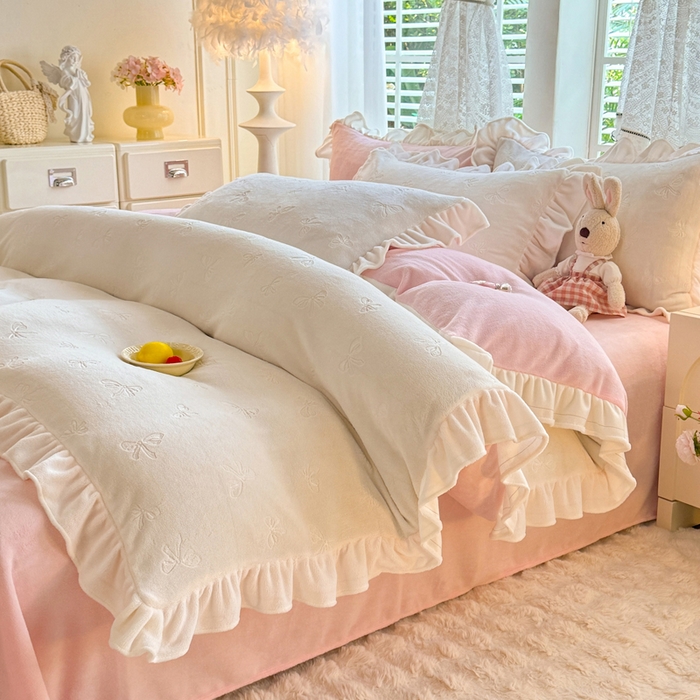 91家纺网 家纺一手货源 找家纺 逸尚阁 2025新款立体雕花牛奶绒花边四件套-蝴蝶结系列 蝴蝶结- 白粉