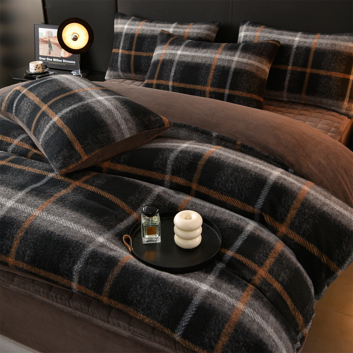 91家纺网 家纺一手货源 找家纺 金鹰 2025新款仿羊绒夹棉印花床笠四件套加厚牛奶绒四件套 宝丽-深灰