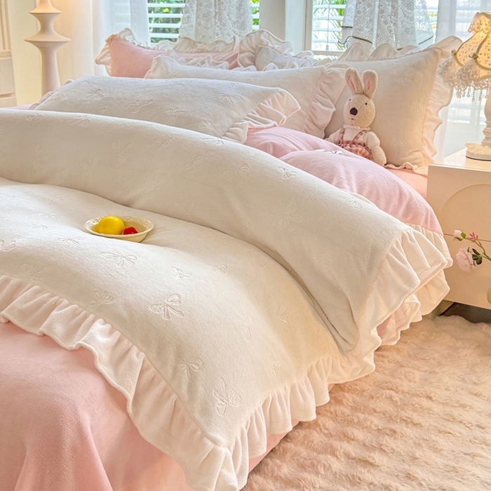 91家纺网 家纺一手货源 找家纺 逸尚阁 2025新款立体雕花牛奶绒花边四件套-蝴蝶结系列 蝴蝶结- 白粉