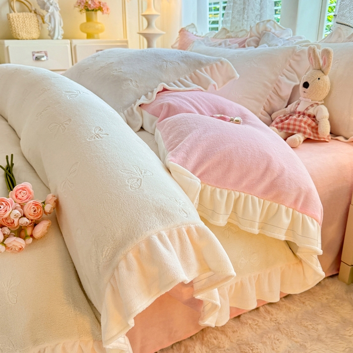 91家纺网 家纺一手货源 找家纺 逸尚阁 2025新款立体雕花牛奶绒花边四件套-蝴蝶结系列 蝴蝶结- 白粉