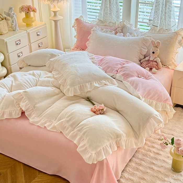 91家纺网 家纺一手货源 找家纺 逸尚阁 2025新款立体雕花牛奶绒花边四件套-蝴蝶结系列 蝴蝶结- 白粉