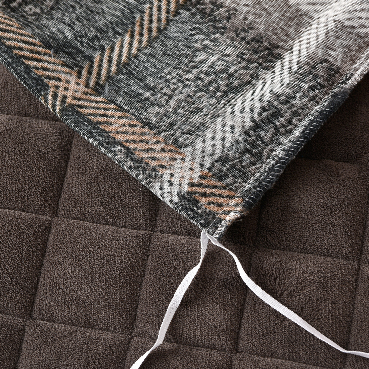 91家纺网 家纺一手货源 找家纺 金鹰 2025新款仿羊绒夹棉印花床笠四件套加厚牛奶绒四件套 宝丽-深灰