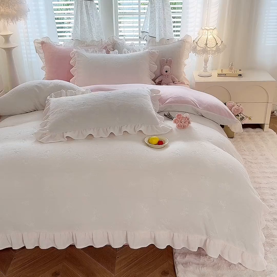91家纺网 家纺一手货源 找家纺 逸尚阁 2025新款立体雕花牛奶绒花边四件套-蝴蝶结系列 蝴蝶结- 白粉