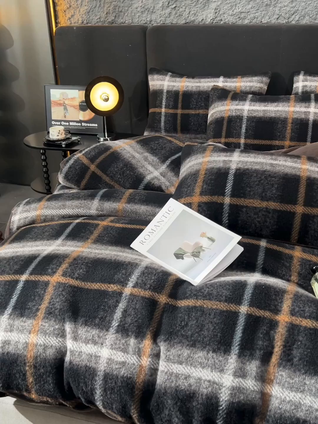 91家纺网 家纺一手货源 找家纺 金鹰 2025新款仿羊绒夹棉印花床笠四件套加厚牛奶绒四件套 宝丽-深灰