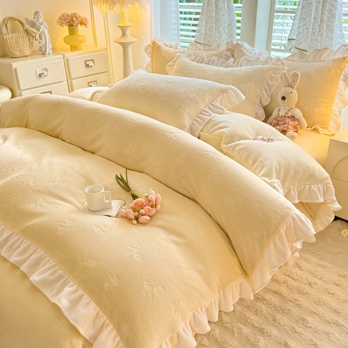 91家纺网 家纺一手货源 找家纺 逸尚阁 2025新款立体雕花牛奶绒花边四件套-蝴蝶结系列 蝴蝶结-淡黄