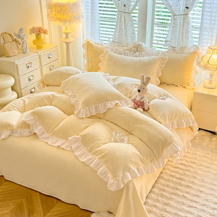 91家纺网 家纺一手货源 找家纺 逸尚阁 2025新款立体雕花牛奶绒花边四件套-蝴蝶结系列 蝴蝶结-淡黄