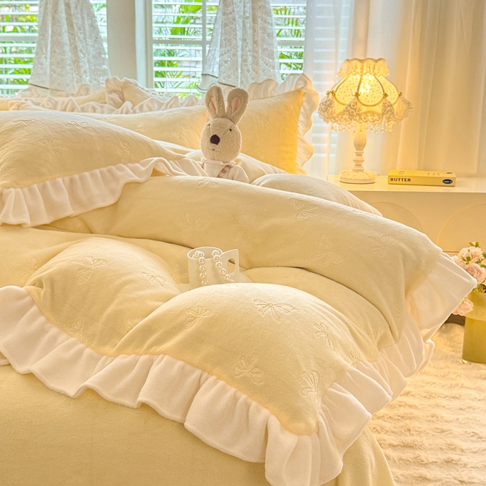 91家纺网 家纺一手货源 找家纺 逸尚阁 2025新款立体雕花牛奶绒花边四件套-蝴蝶结系列 蝴蝶结-淡黄