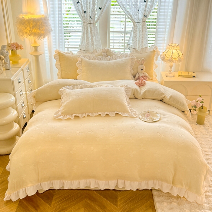 91家纺网 家纺一手货源 找家纺 逸尚阁 2025新款立体雕花牛奶绒花边四件套-蝴蝶结系列 蝴蝶结-淡黄