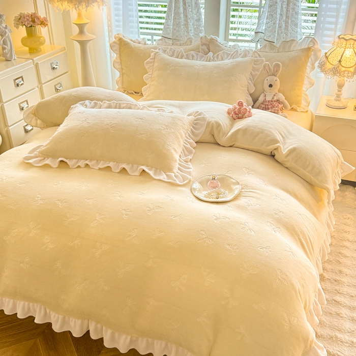 91家纺网 家纺一手货源 找家纺 逸尚阁 2025新款立体雕花牛奶绒花边四件套-蝴蝶结系列 蝴蝶结-淡黄