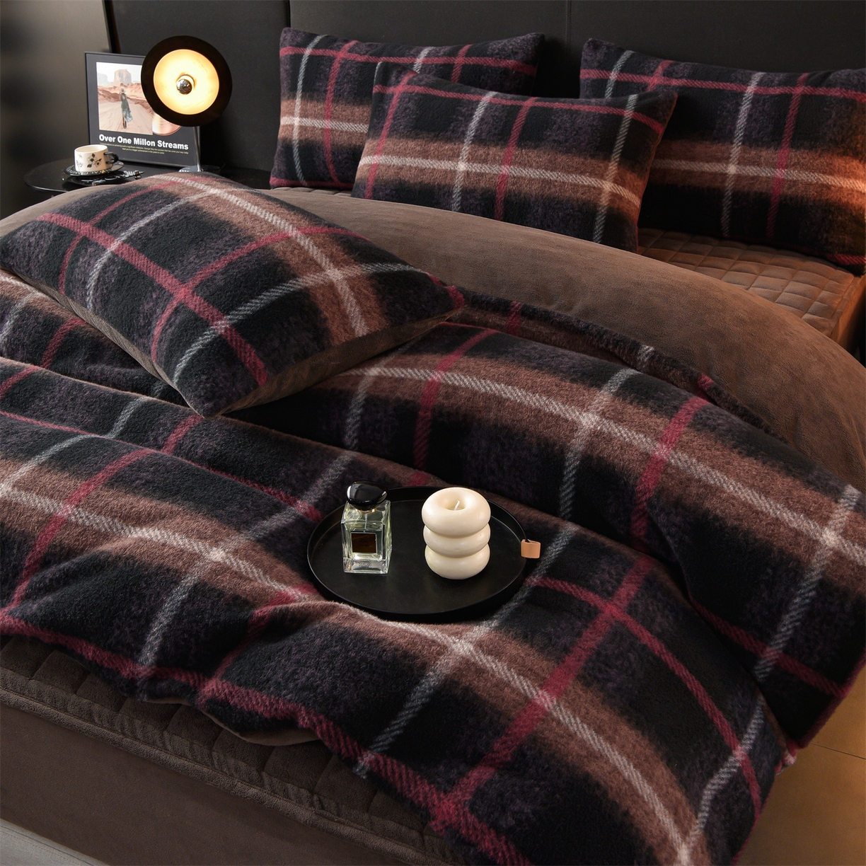 91家纺网 家纺一手货源 找家纺 金鹰 2025新款仿羊绒夹棉印花床笠四件套加厚牛奶绒四件套 宝丽-棕