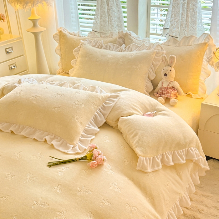 91家纺网 家纺一手货源 找家纺 逸尚阁 2025新款立体雕花牛奶绒花边四件套-蝴蝶结系列 蝴蝶结-淡黄