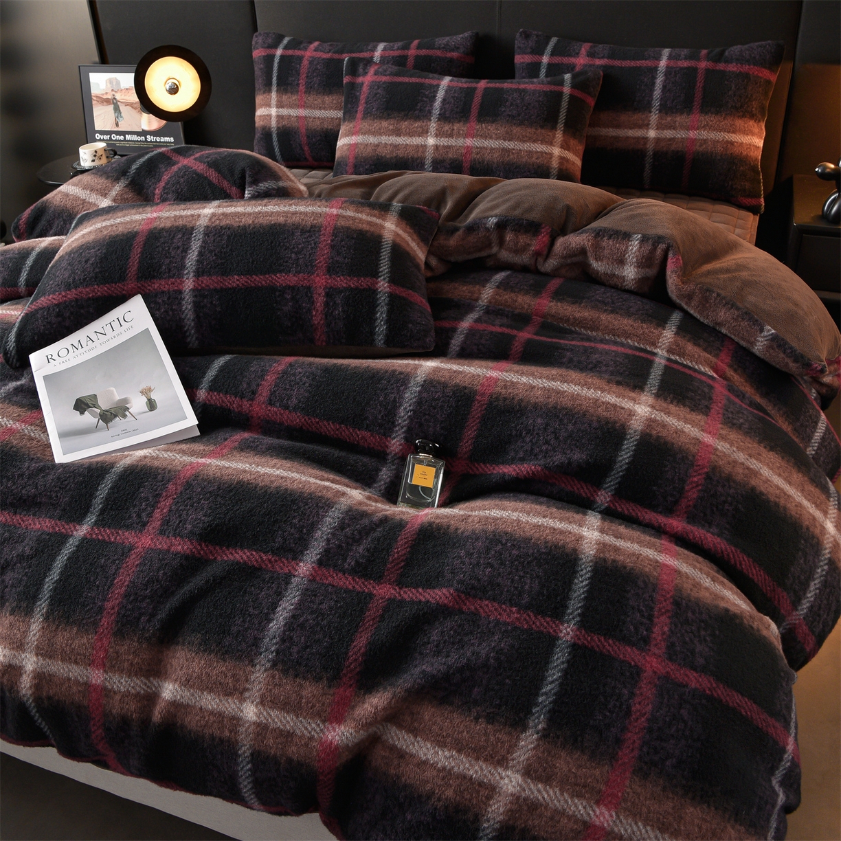 91家纺网 家纺一手货源 找家纺 金鹰 2025新款仿羊绒夹棉印花床笠四件套加厚牛奶绒四件套 宝丽-棕