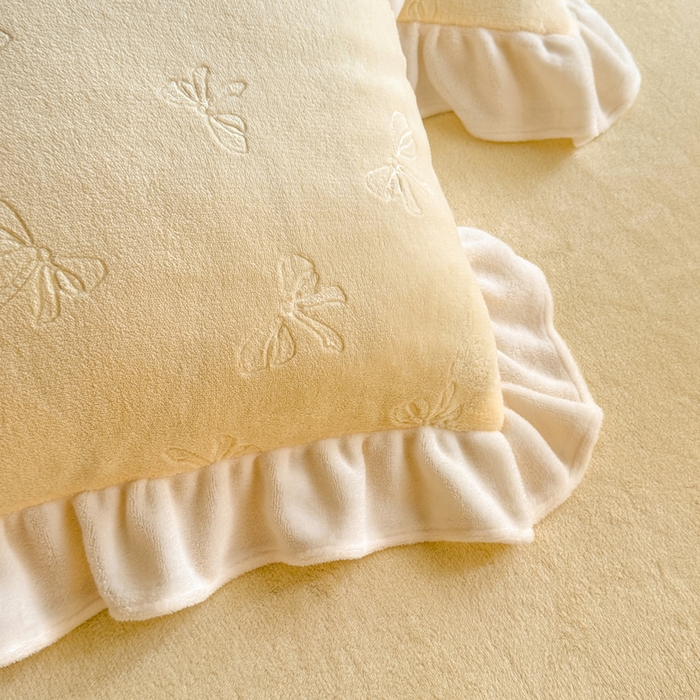 91家纺网 家纺一手货源 找家纺 逸尚阁 2025新款立体雕花牛奶绒花边四件套-蝴蝶结系列 蝴蝶结-淡黄