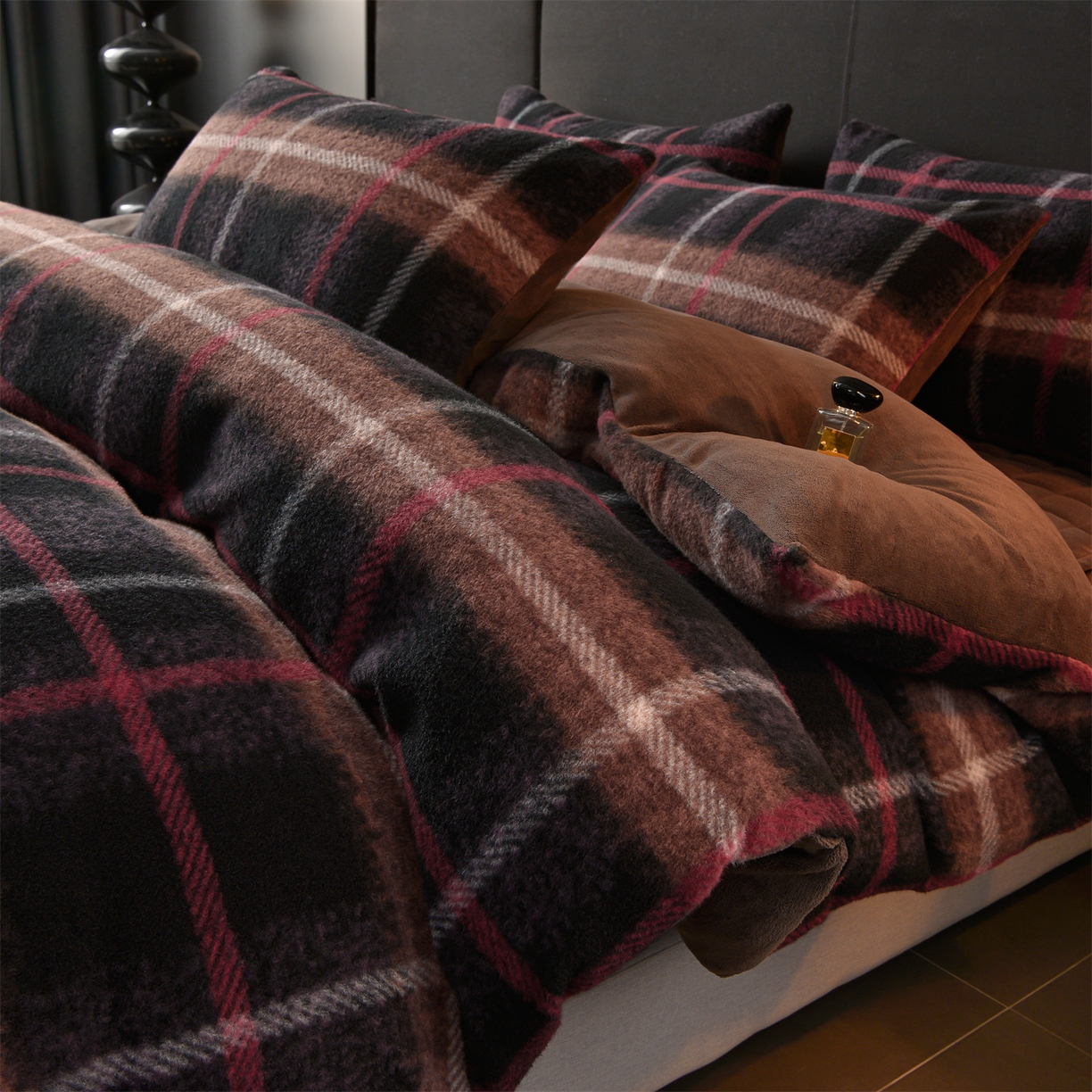 91家纺网 家纺一手货源 找家纺 金鹰 2025新款仿羊绒夹棉印花床笠四件套加厚牛奶绒四件套 宝丽-棕