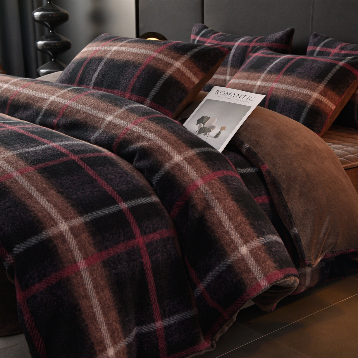 91家纺网 家纺一手货源 找家纺 金鹰 2025新款仿羊绒夹棉印花床笠四件套加厚牛奶绒四件套 宝丽-棕