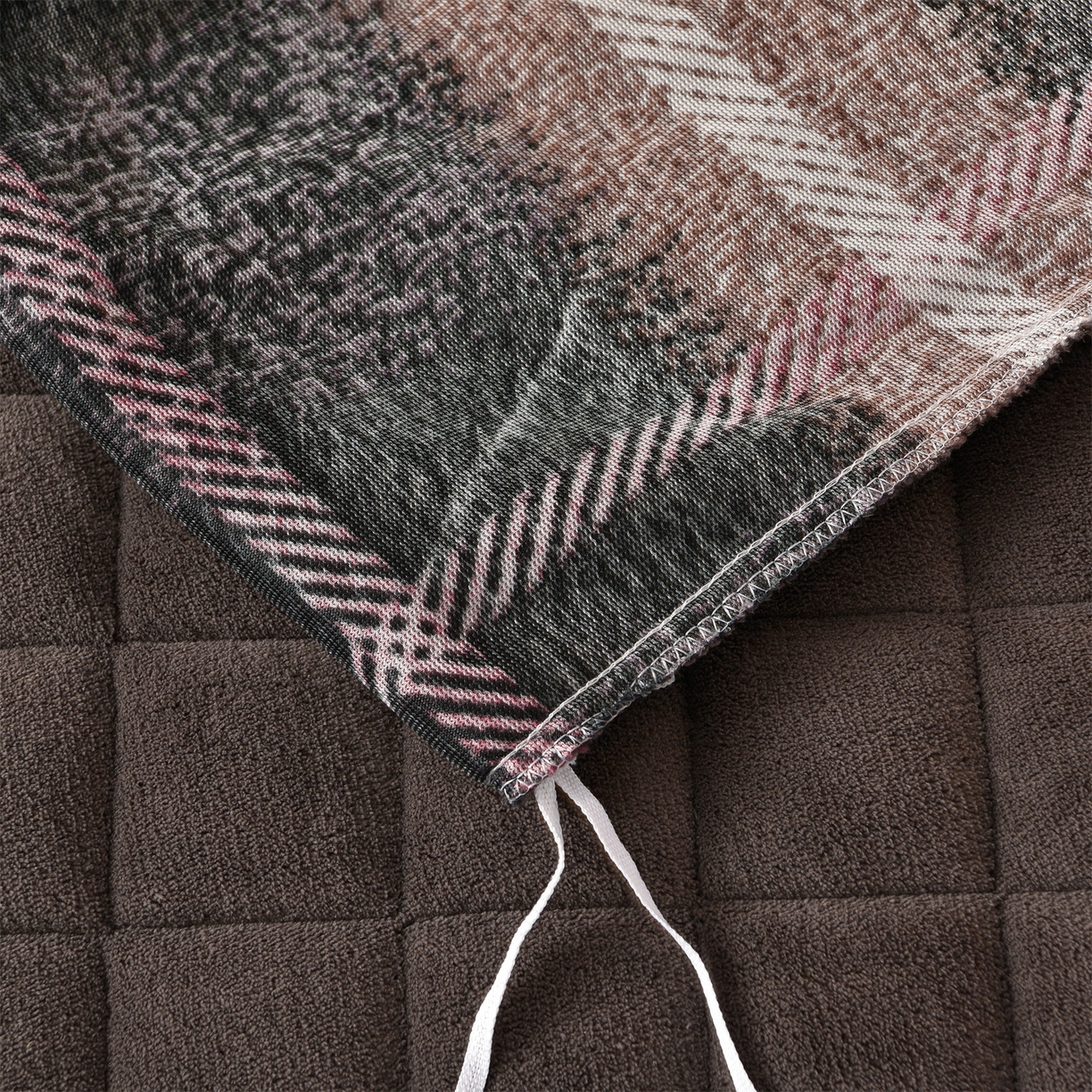 91家纺网 家纺一手货源 找家纺 金鹰 2025新款仿羊绒夹棉印花床笠四件套加厚牛奶绒四件套 宝丽-棕