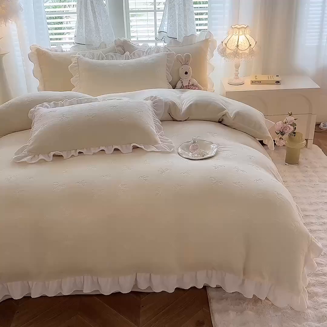 91家纺网 家纺一手货源 找家纺 逸尚阁 2025新款立体雕花牛奶绒花边四件套-蝴蝶结系列 蝴蝶结-淡黄