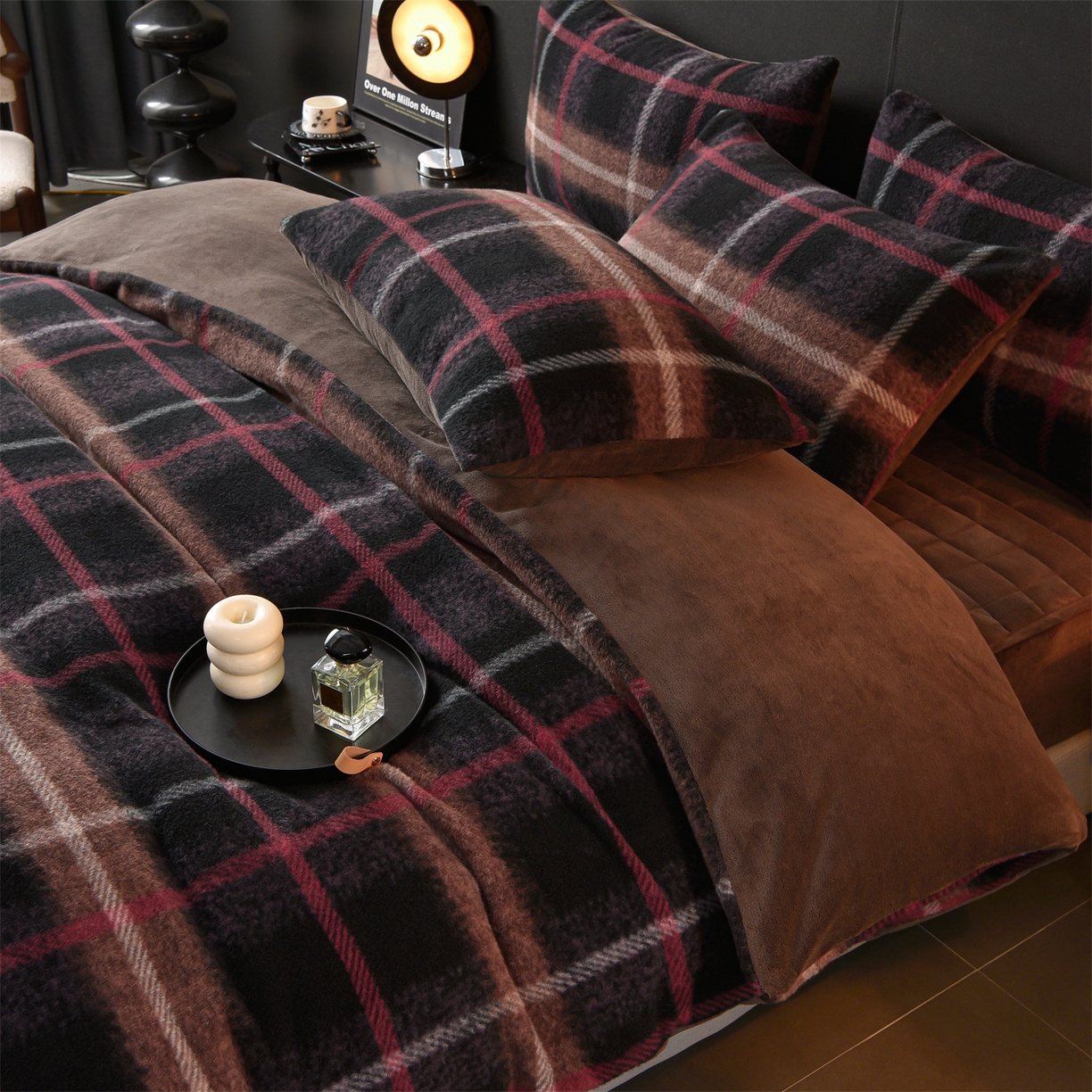 91家纺网 家纺一手货源 找家纺 金鹰 2025新款仿羊绒夹棉印花床笠四件套加厚牛奶绒四件套 宝丽-棕