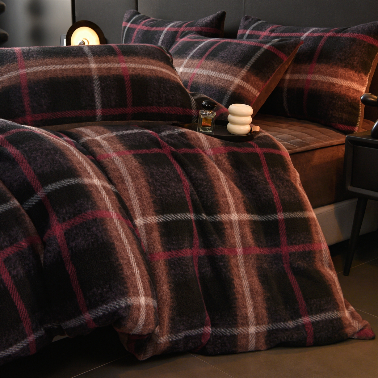 91家纺网 家纺一手货源 找家纺 金鹰 2025新款仿羊绒夹棉印花床笠四件套加厚牛奶绒四件套 宝丽-棕