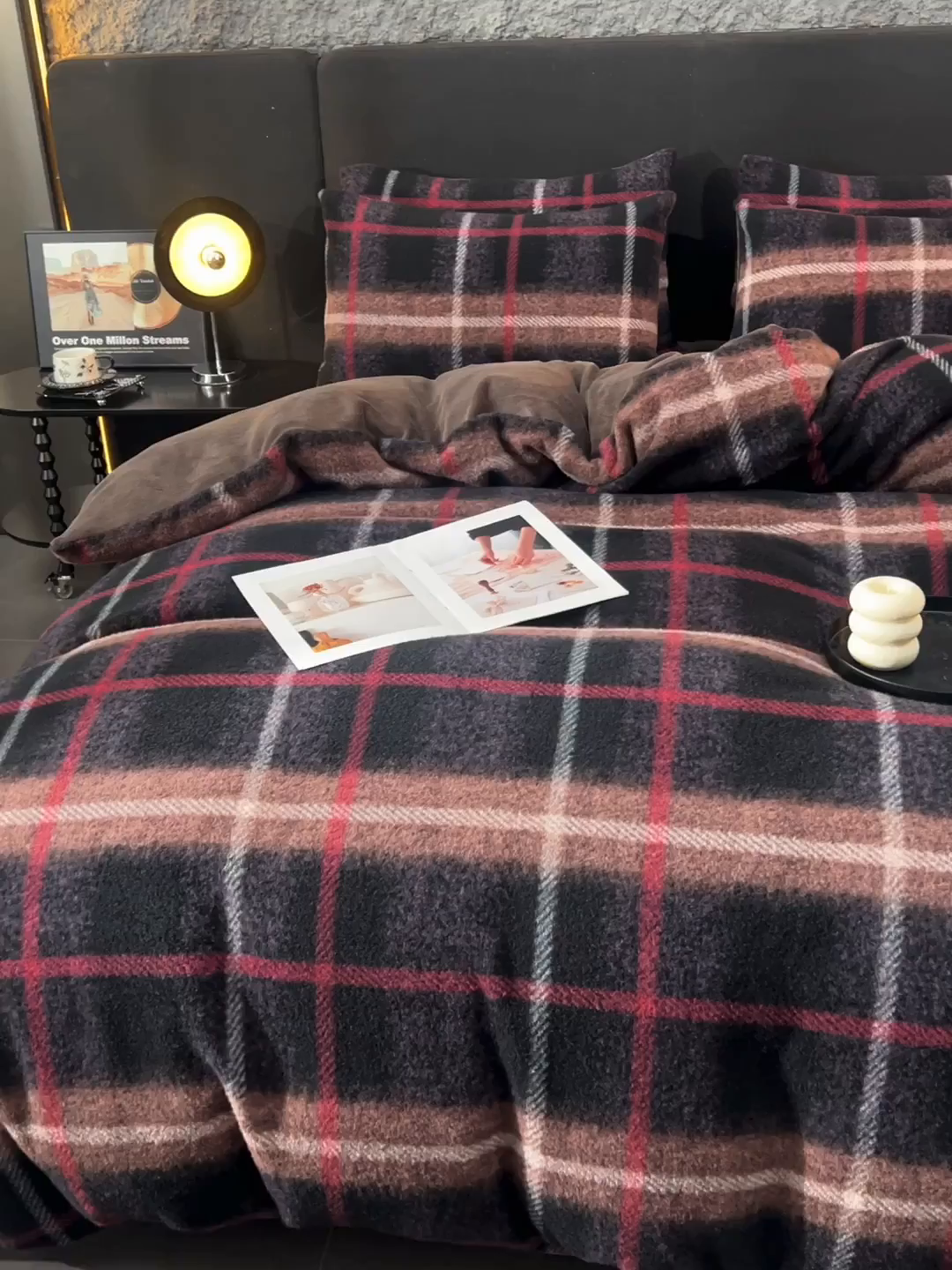 91家纺网 家纺一手货源 找家纺 金鹰 2025新款仿羊绒夹棉印花床笠四件套加厚牛奶绒四件套 宝丽-棕