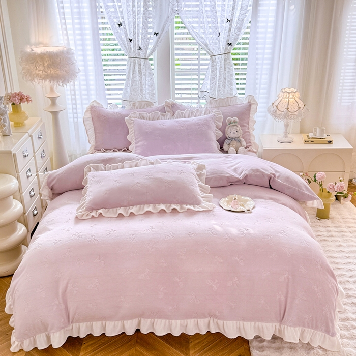 91家纺网 家纺一手货源 找家纺 逸尚阁 2025新款立体雕花牛奶绒花边四件套-蝴蝶结系列 蝴蝶结-梅紫