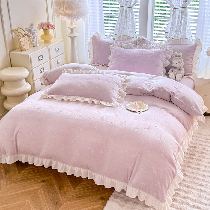 91家纺网 家纺一手货源 找家纺 逸尚阁 2025新款立体雕花牛奶绒花边四件套-蝴蝶结系列 蝴蝶结-梅紫