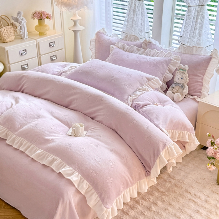 91家纺网 家纺一手货源 找家纺 逸尚阁 2025新款立体雕花牛奶绒花边四件套-蝴蝶结系列 蝴蝶结-梅紫