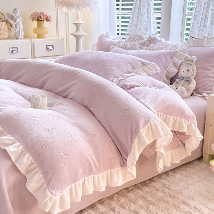 91家纺网 家纺一手货源 找家纺 逸尚阁 2025新款立体雕花牛奶绒花边四件套-蝴蝶结系列 蝴蝶结-梅紫