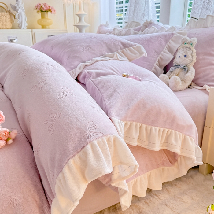 91家纺网 家纺一手货源 找家纺 逸尚阁 2025新款立体雕花牛奶绒花边四件套-蝴蝶结系列 蝴蝶结-梅紫