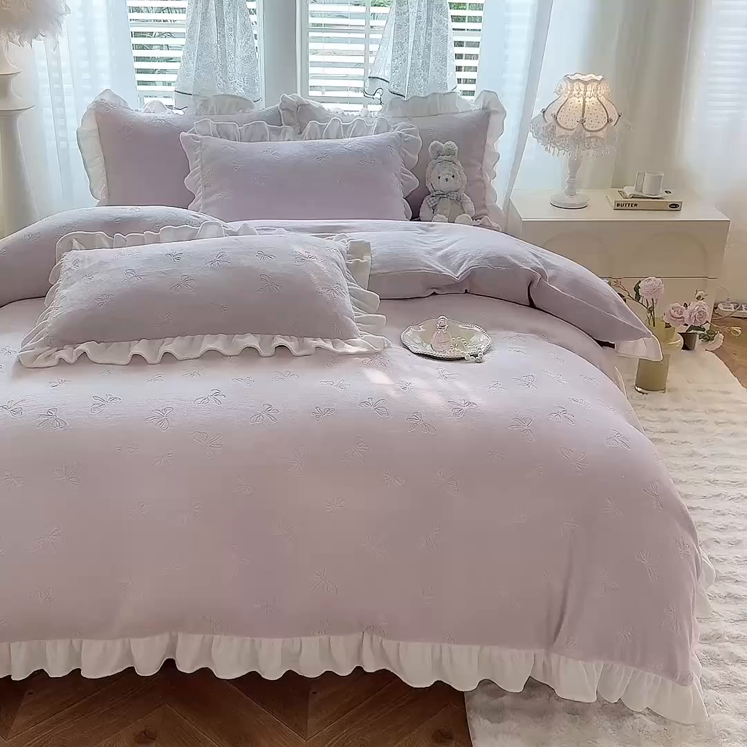 91家纺网 家纺一手货源 找家纺 逸尚阁 2025新款立体雕花牛奶绒花边四件套-蝴蝶结系列 蝴蝶结-梅紫